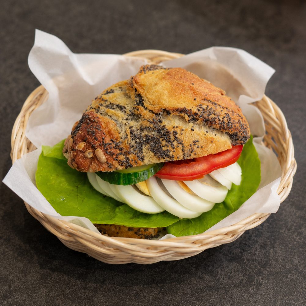 Belegtes Brötchen mit Ei