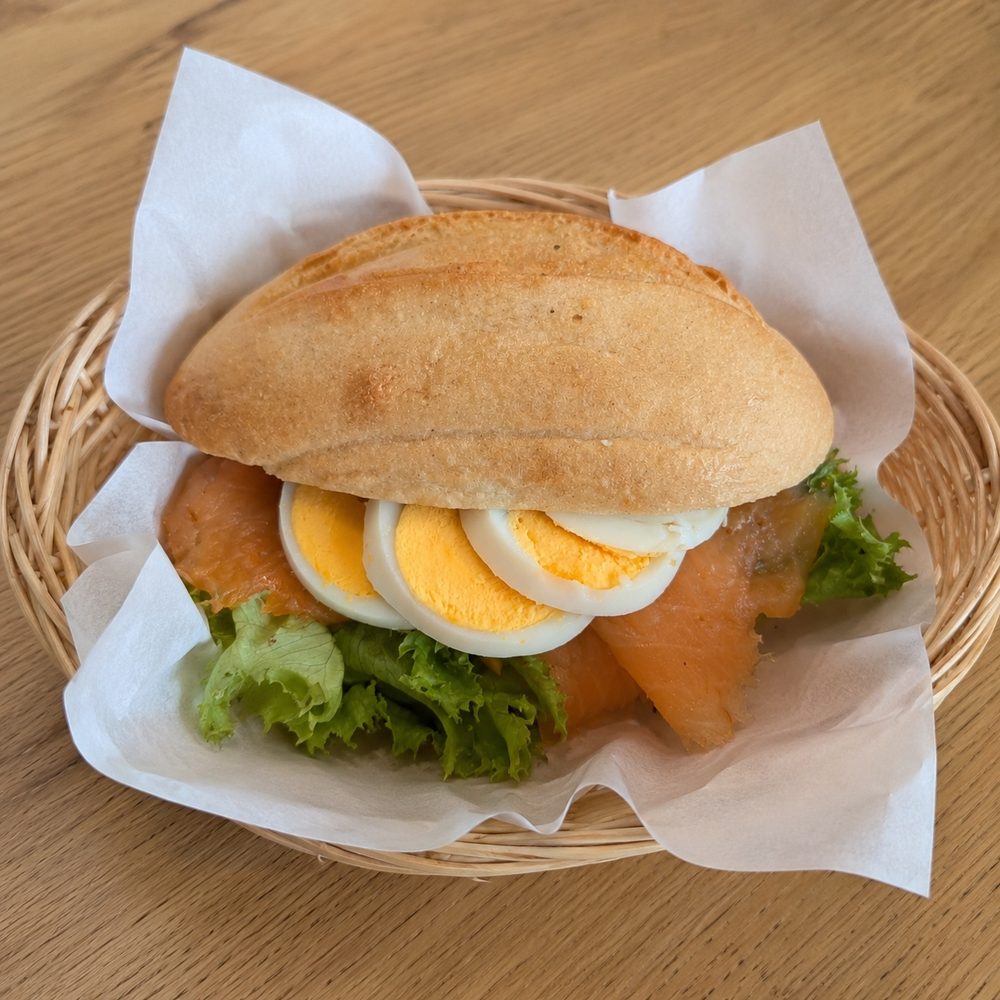 Brötchen mit Räucherlachs & gekt. Ei