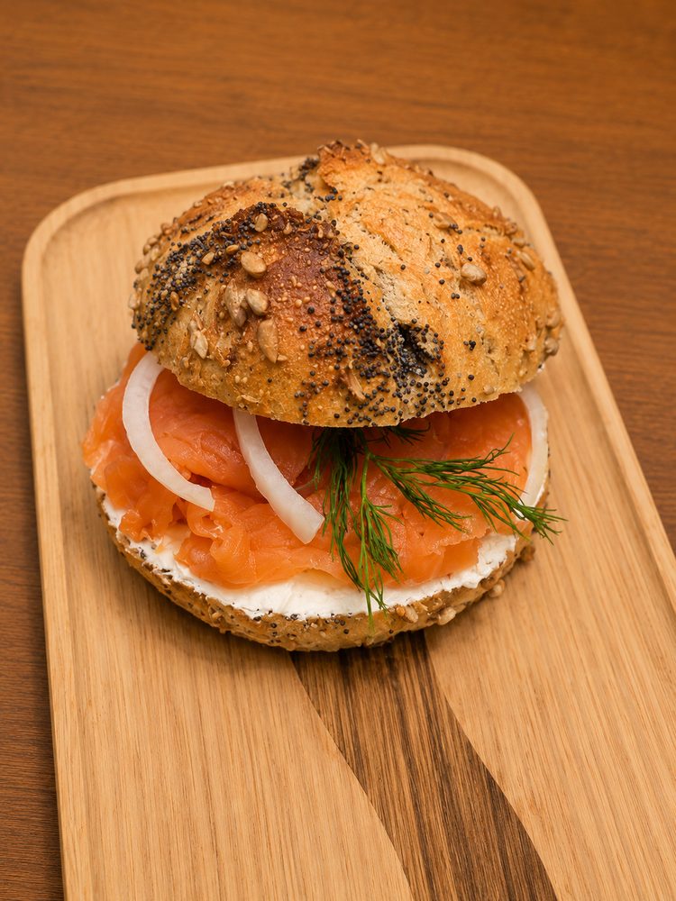 Belegtes Brötchen mit Räucherlachs