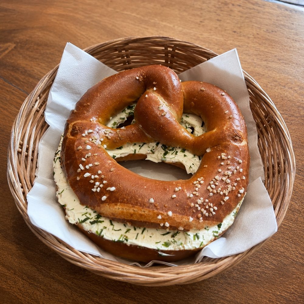 Brezel mit Frischkäse & getr. Schnittlauch